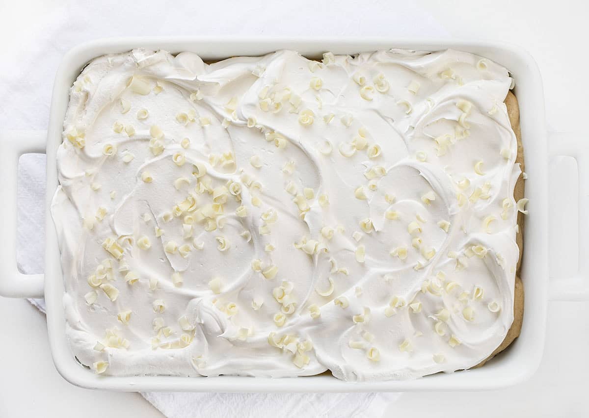 金奥利奥甜品的俯视图中白烤盘迷你白巧克力卷发