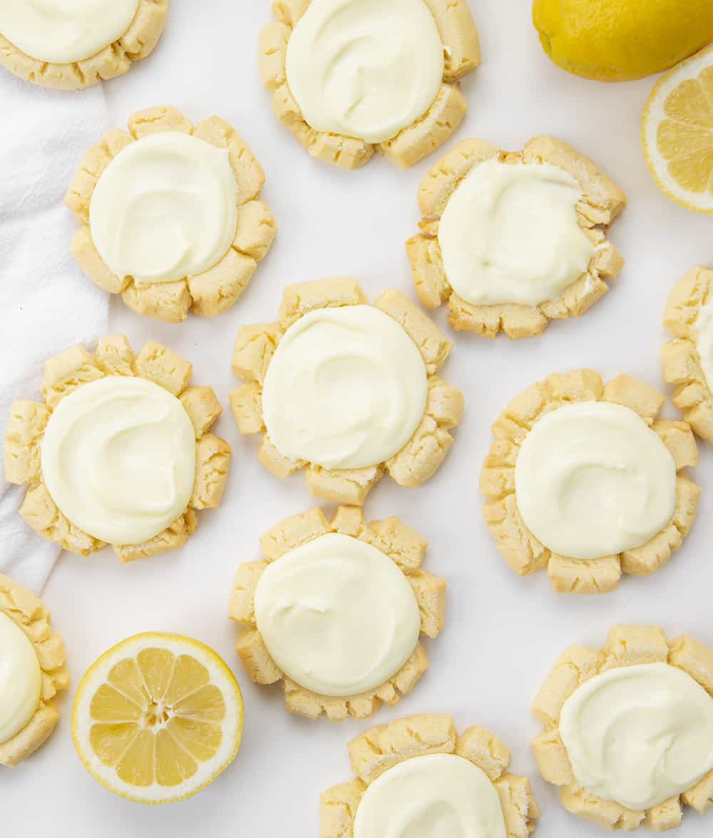 柠檬糖曲奇饼顶上的看法用柠檬糖霜和柠檬