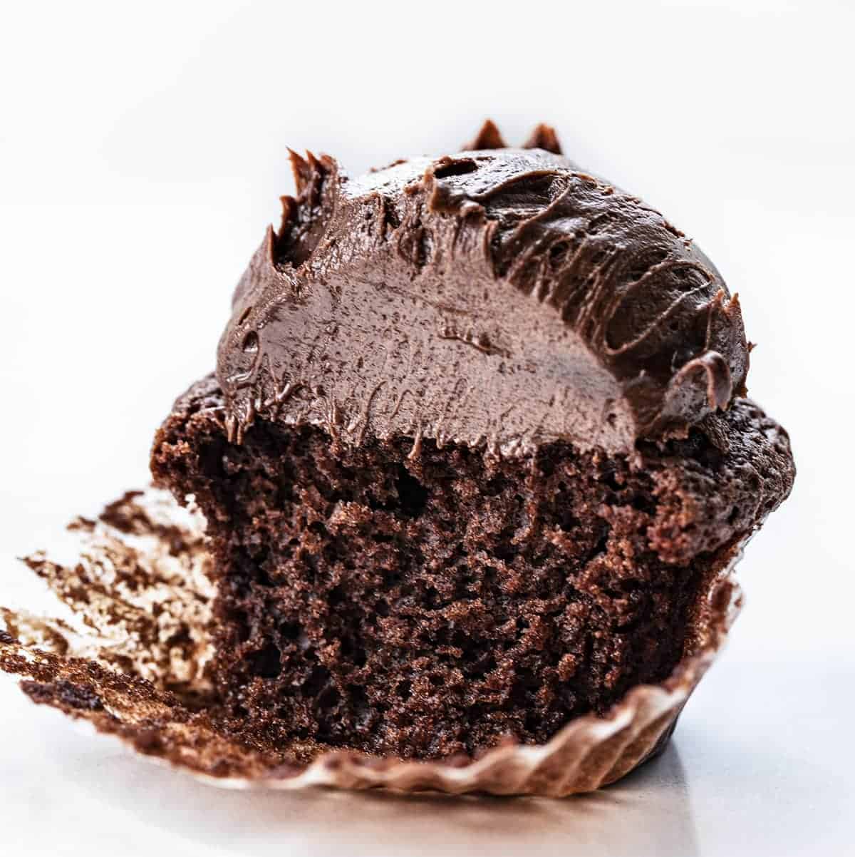 巧克力布朗尼纸杯蛋糕切开后显示出里面柔软的质地