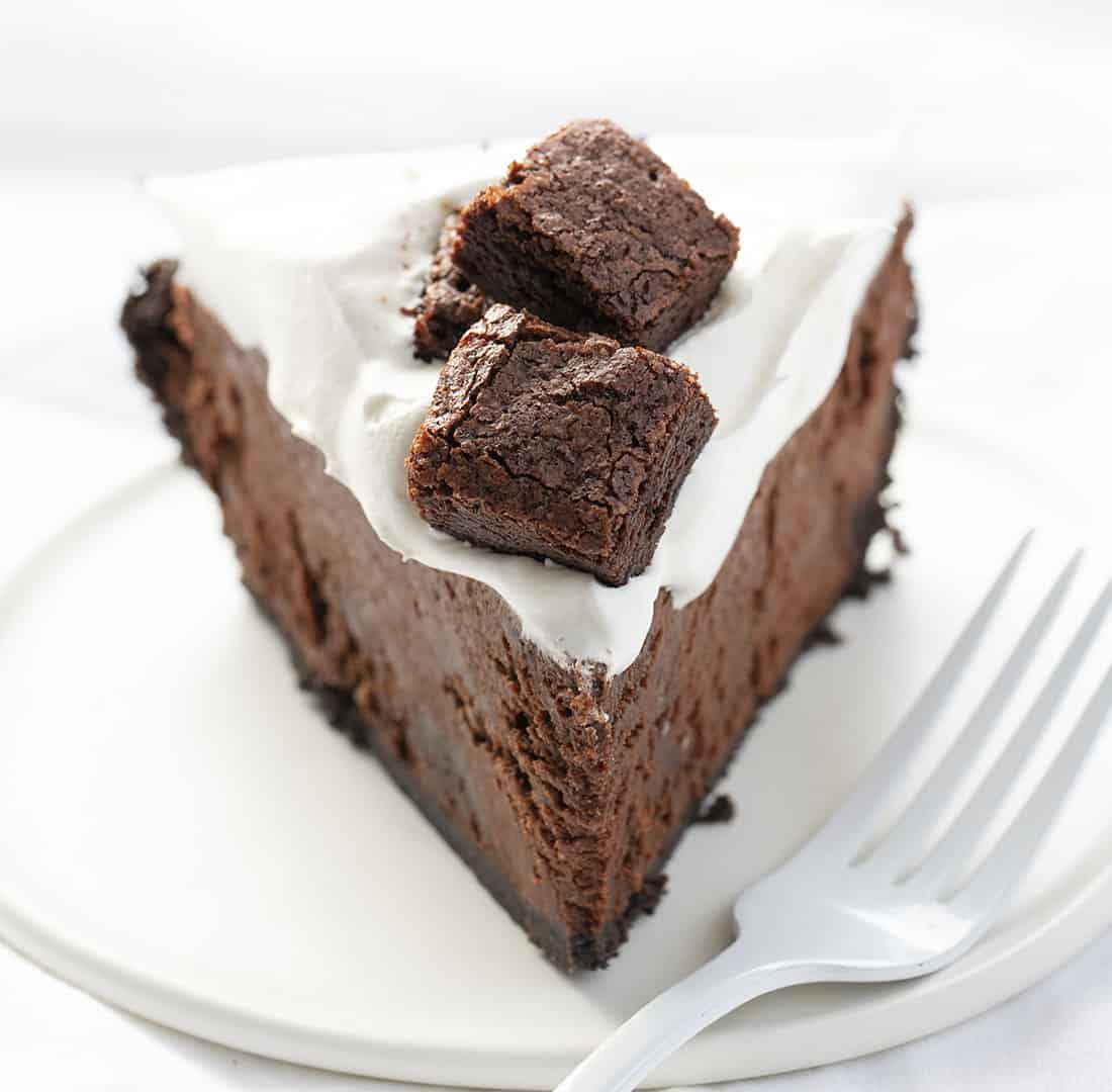巧克力饼 - 在白色板材的巧克力果仁巧克力饼