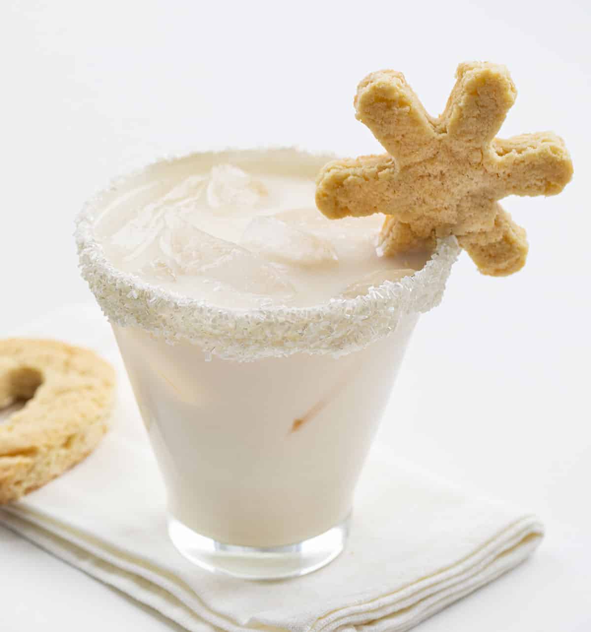糖曲奇饼鸡尾酒 - 糖曲奇饼马蒂尼鸡尾酒用在边缘的糖曲奇饼星