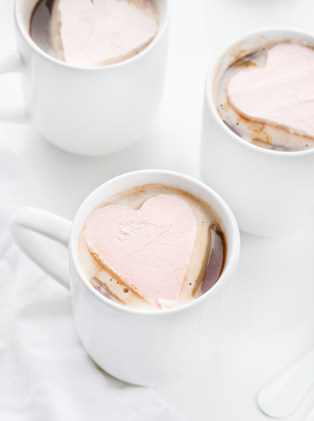 热可可杯里的粉红色鲜奶油心