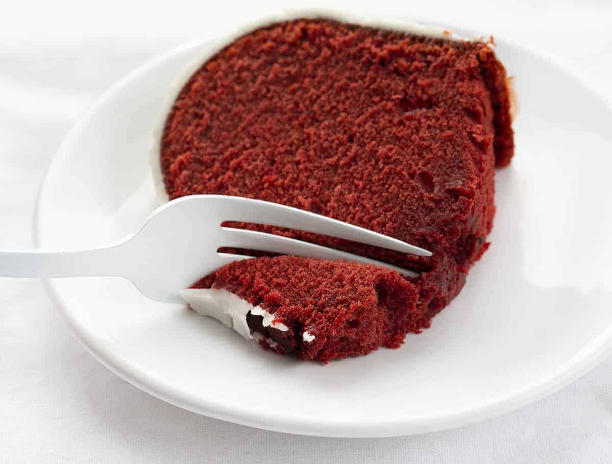 叉子咬一口红色天鹅绒磅蛋糕