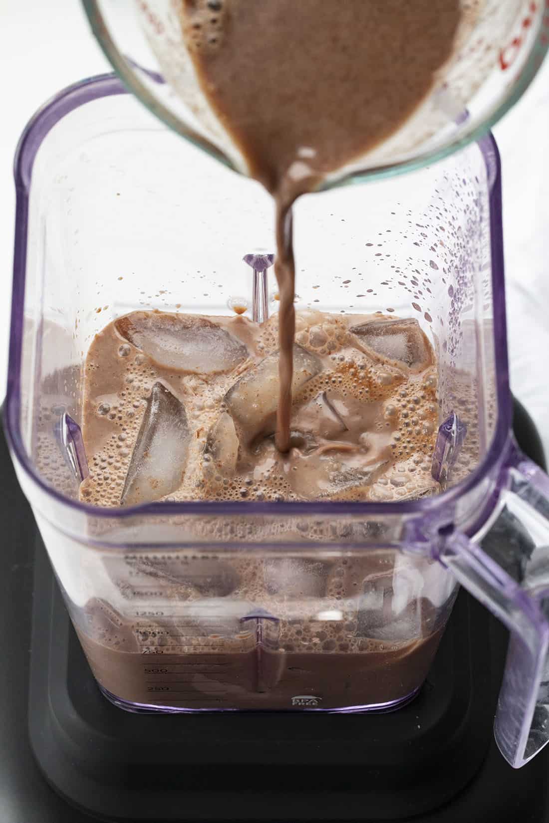 为冷冻热巧克力饮料添加成分给搅拌机