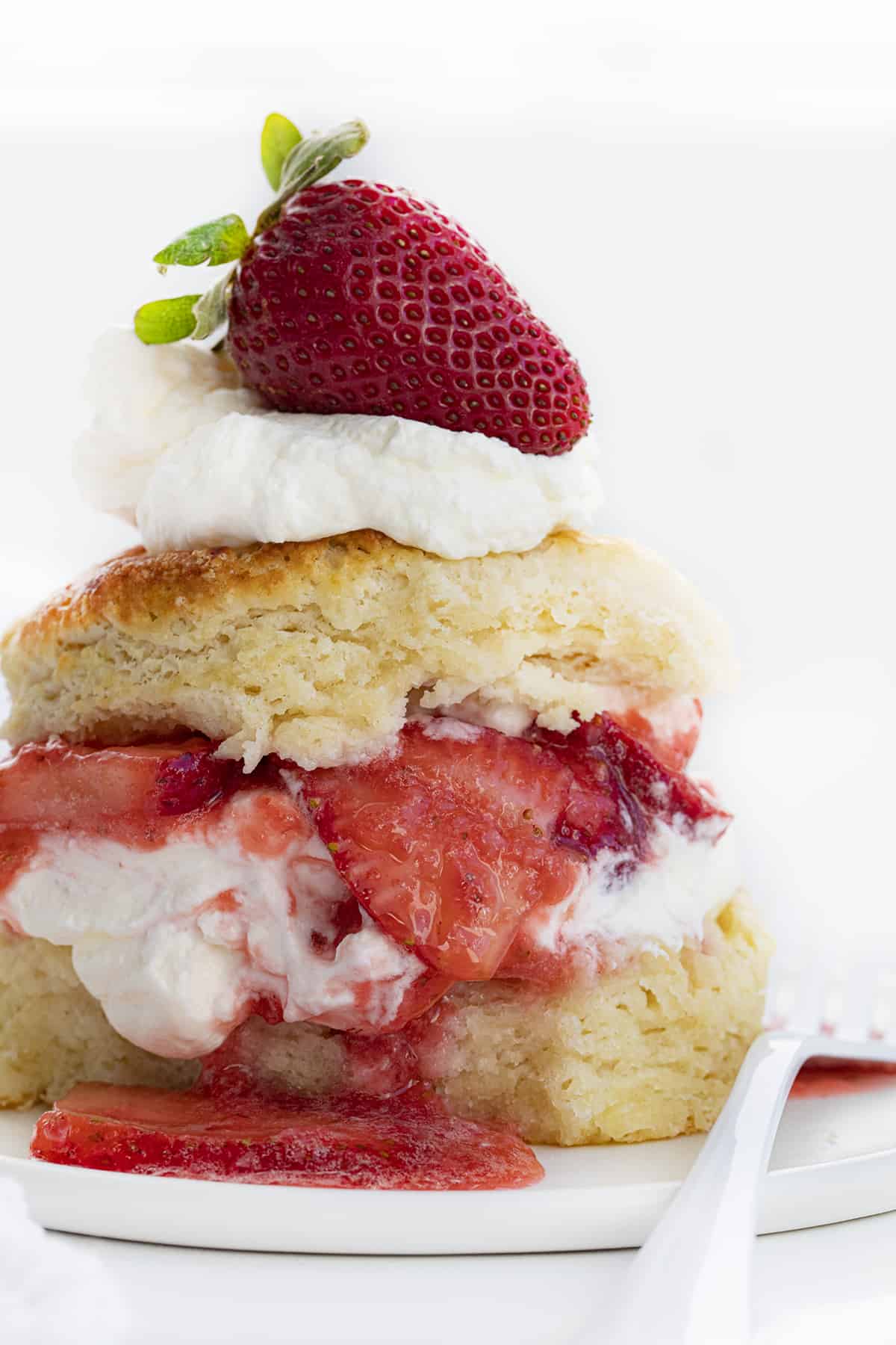 真正的草莓脆饼堆积高与在上面的草莓