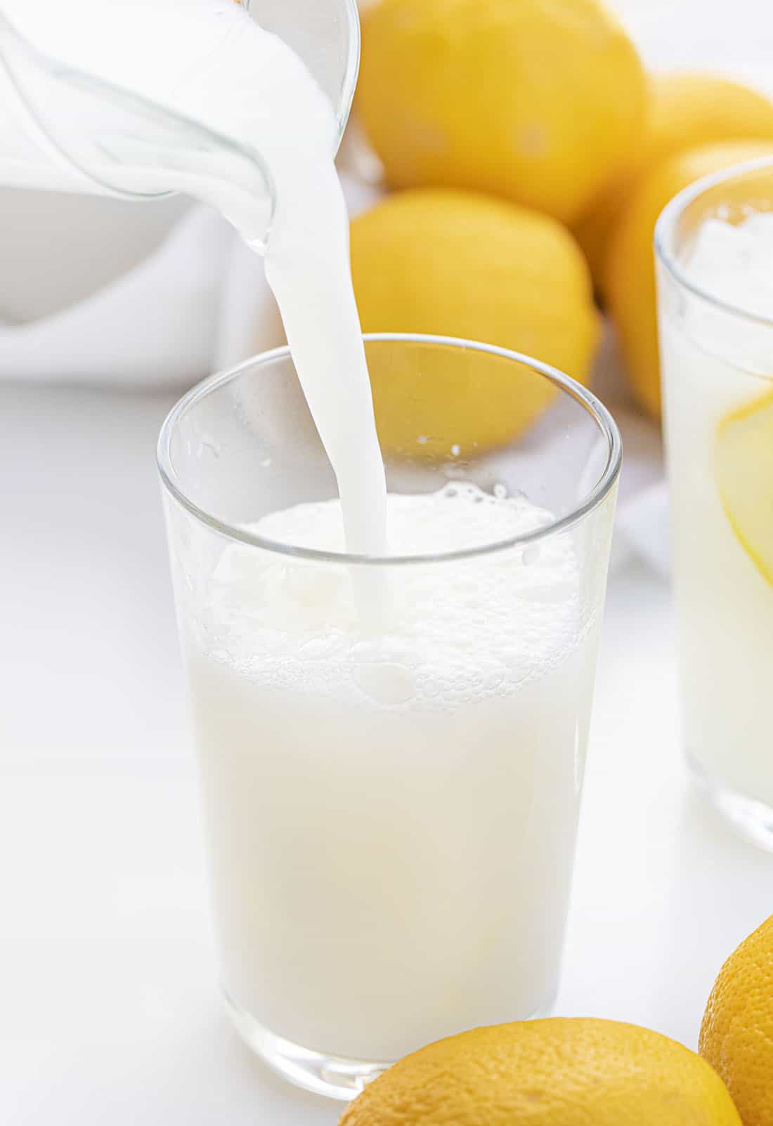 倒入奶油柠檬水-巴西柠檬水配方到玻璃杯