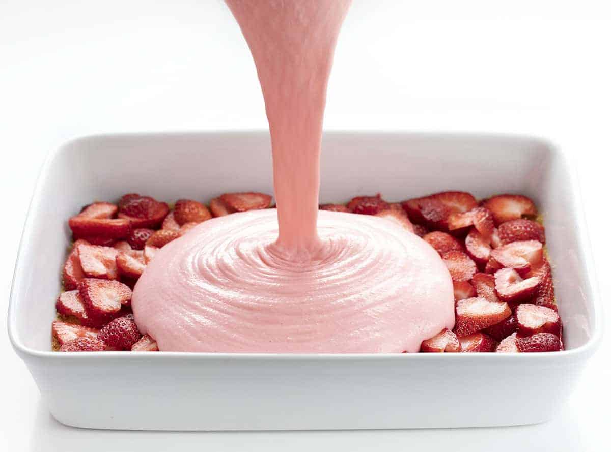 将馅料添加到草莓冰箱芝士蛋糕中