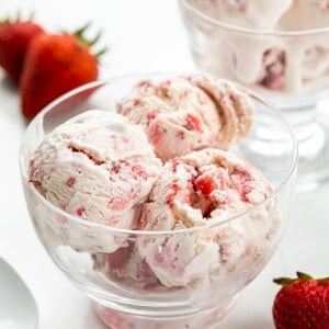 一碗无割草的草莓冰淇淋，柜台上有新鲜的草莓。甜点，冰淇淋，冰淇淋食谱，无搅拌冰淇淋，草莓冰淇淋，夏季甜点，无烤甜点，我是贝克，伊姆贝克。